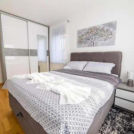 Apartman Lux Self Check-In Virovitica Exterior photo